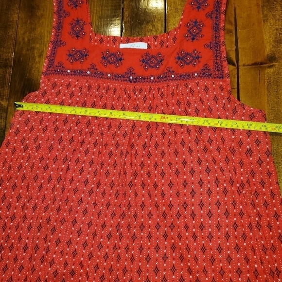 New Directions curvy red sleeveless top with white & blue flowers - Picture 7 of 8